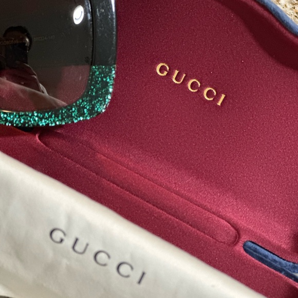 ‼️SOLD ‼️- Gucci Red and Green Designer Sunglasses - Picture 7 of 12